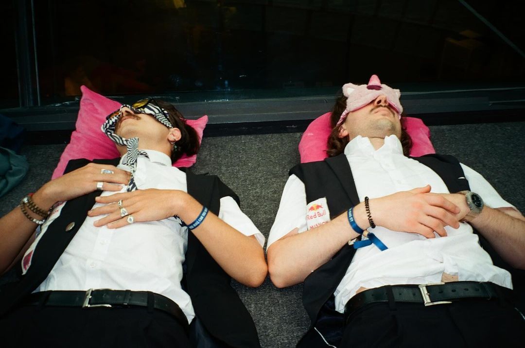 На фото изображены два участника команды   GRUZOVIK на конкурсе "Red Bull Can You Make It?". На фото они спят где-то на полу. 